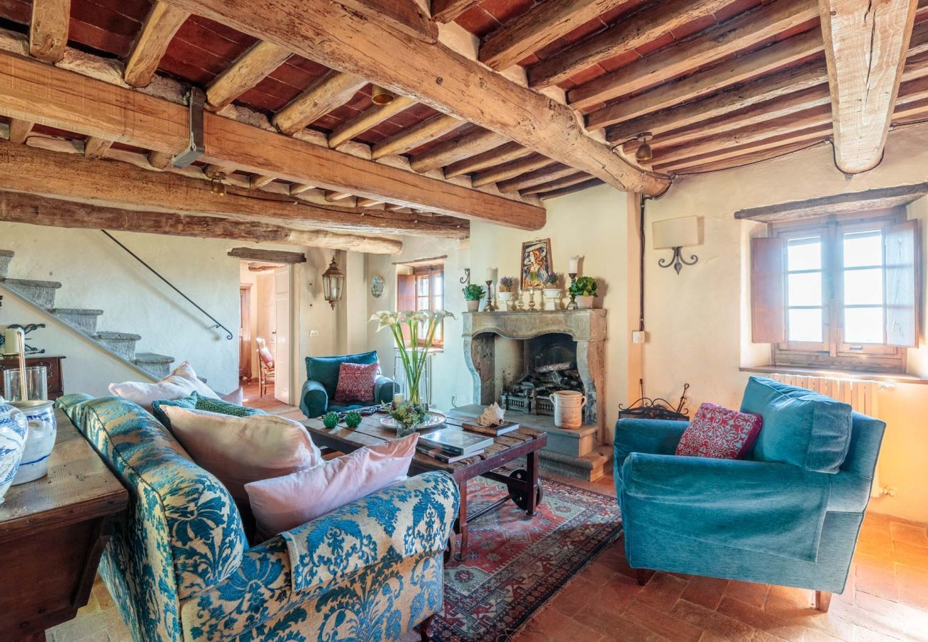 Villa in Matraia - Villa SunKiss: Traditional Stone Farmhouse Villa, Private Pool, Panorama and a Lot of Character in Lucca