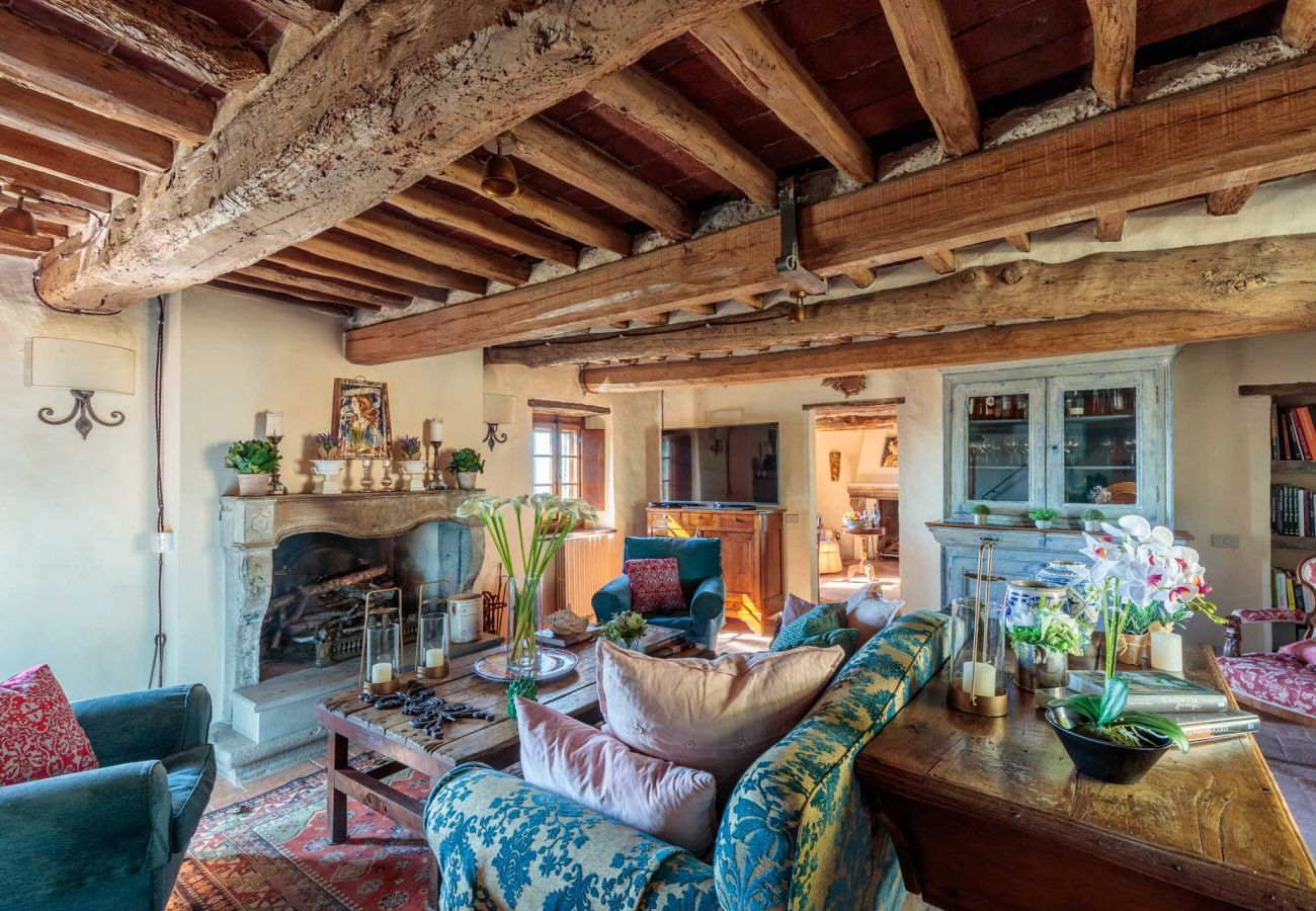 Villa in Matraia - Villa SunKiss: Traditional Stone Farmhouse Villa, Private Pool, Panorama and a Lot of Character in Lucca
