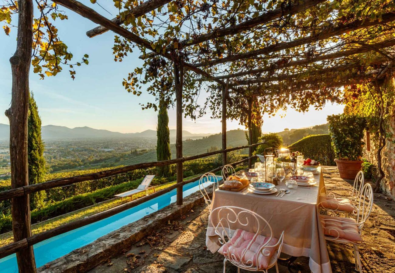 Villa in Matraia - Villa SunKiss: Traditional Stone Farmhouse Villa, Private Pool, Panorama and a Lot of Character in Lucca