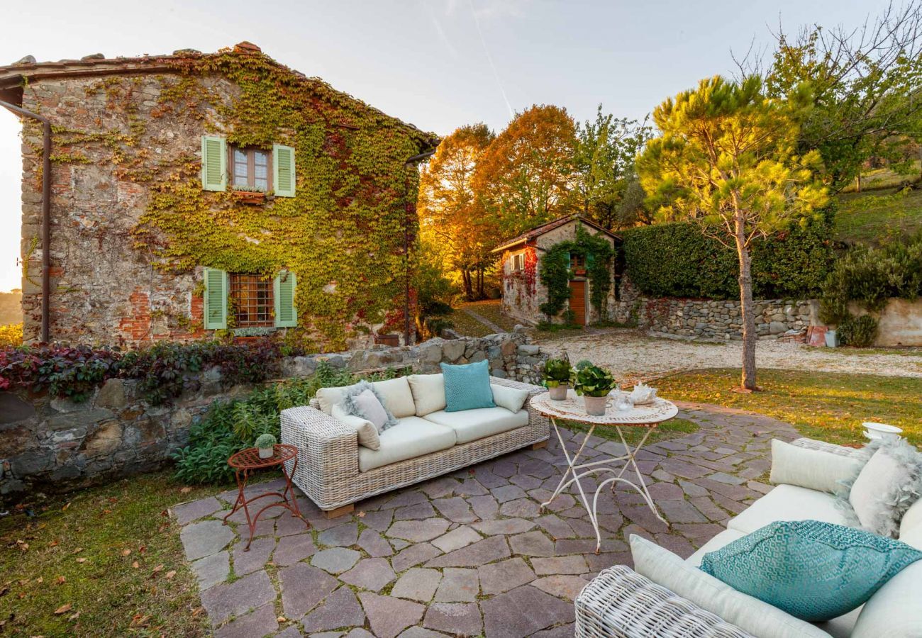 Villa in Matraia - Villa SunKiss: Traditional Stone Farmhouse Villa, Private Pool, Panorama and a Lot of Character in Lucca