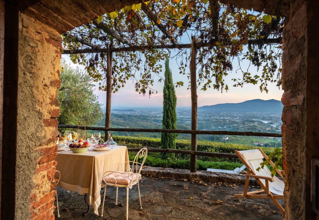 Villa in Matraia - Villa SunKiss: Traditional Stone Farmhouse Villa, Private Pool, Panorama and a Lot of Character in Lucca