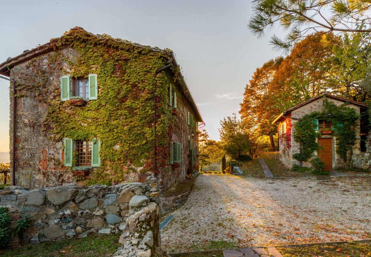 Villa in Matraia - Villa SunKiss: Traditional Stone Farmhouse Villa, Private Pool, Panorama and a Lot of Character in Lucca