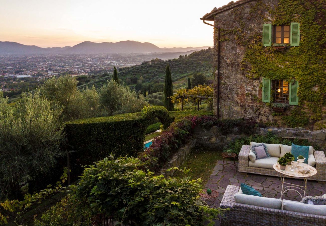 Villa in Matraia - Villa SunKiss: Traditional Stone Farmhouse Villa, Private Pool, Panorama and a Lot of Character in Lucca