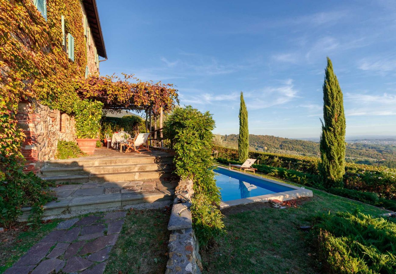 Villa in Matraia - Villa SunKiss: Traditional Stone Farmhouse Villa, Private Pool, Panorama and a Lot of Character in Lucca
