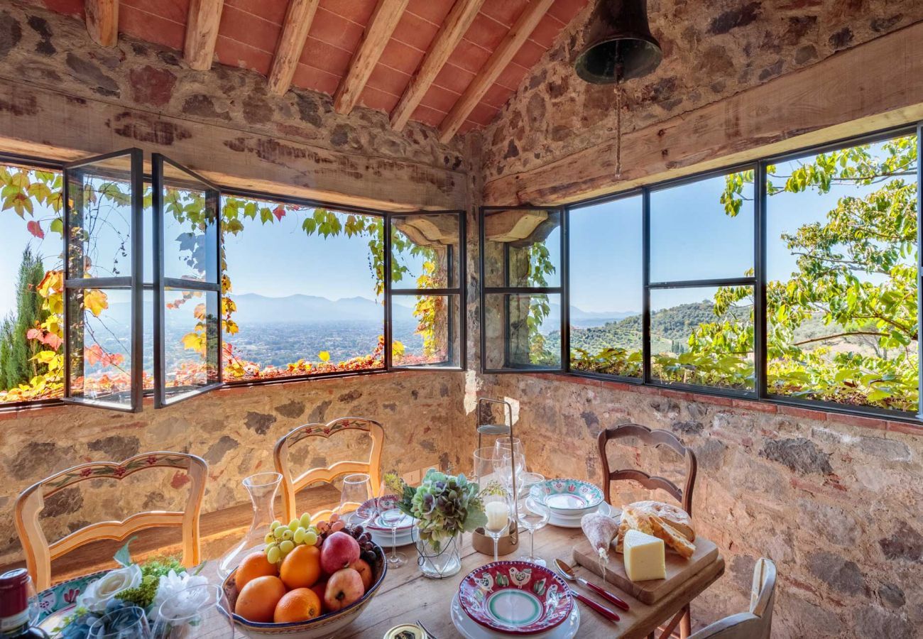 Villa in Matraia - Villa SunKiss: Traditional Stone Farmhouse Villa, Private Pool, Panorama and a Lot of Character in Lucca