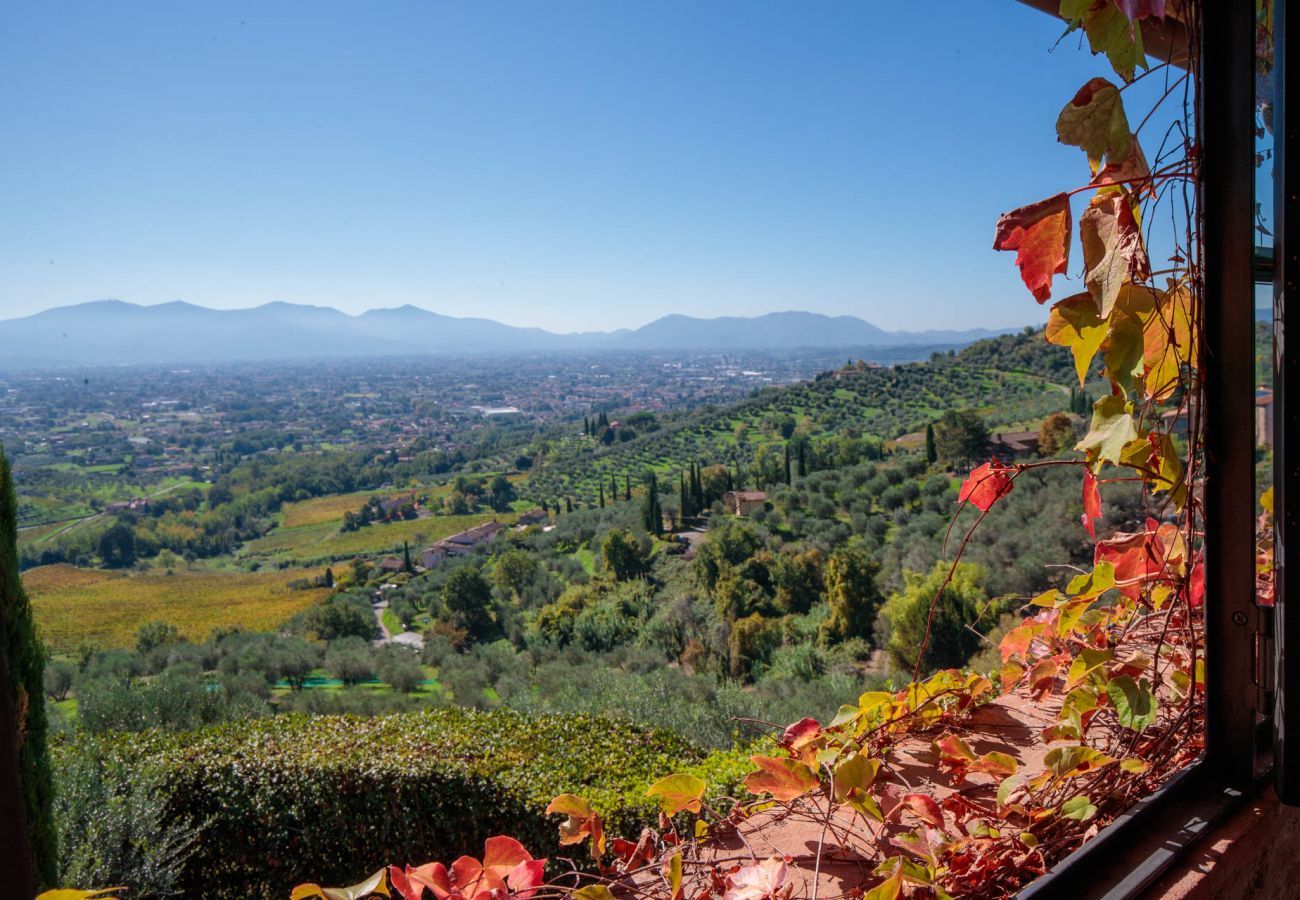 Villa in Matraia - Villa SunKiss: Traditional Stone Farmhouse Villa, Private Pool, Panorama and a Lot of Character in Lucca