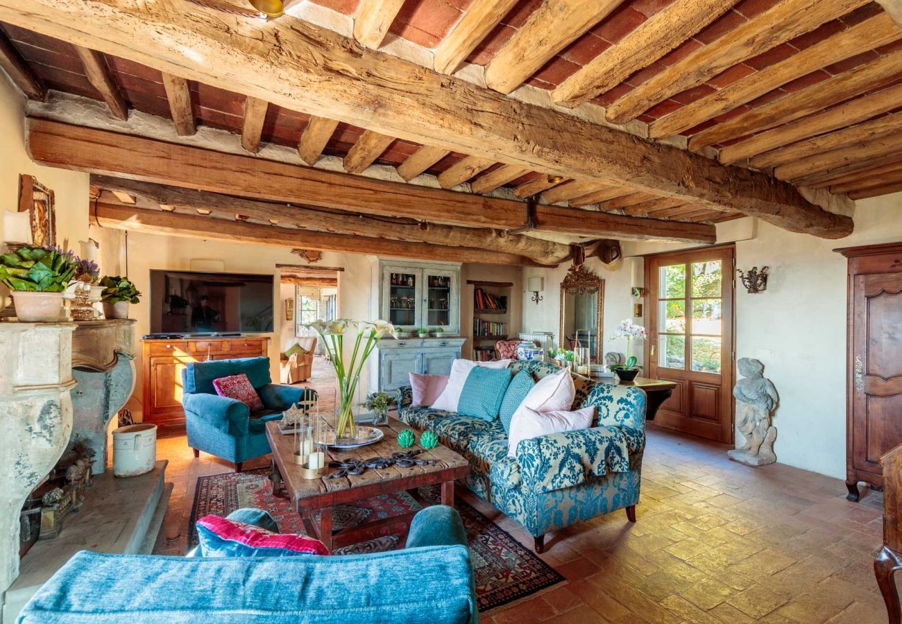 Villa in Matraia - Villa SunKiss: Traditional Stone Farmhouse Villa, Private Pool, Panorama and a Lot of Character in Lucca
