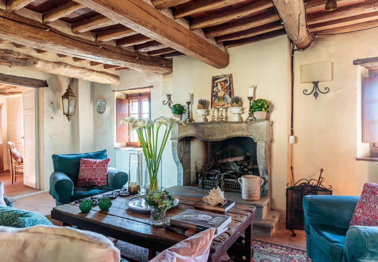 Villa in Matraia - Villa SunKiss: Traditional Stone Farmhouse Villa, Private Pool, Panorama and a Lot of Character in Lucca