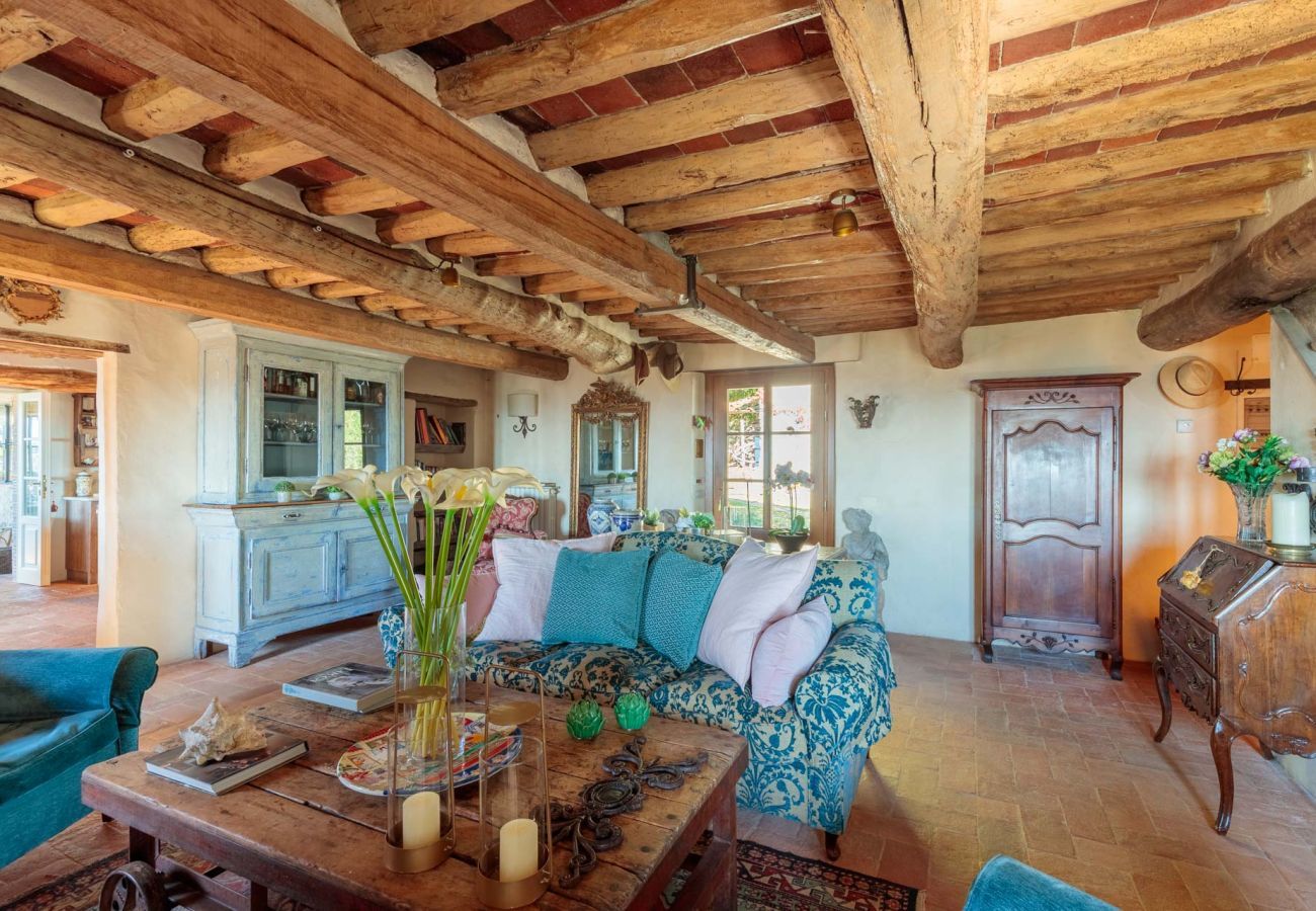 Villa in Matraia - Villa SunKiss: Traditional Stone Farmhouse Villa, Private Pool, Panorama and a Lot of Character in Lucca