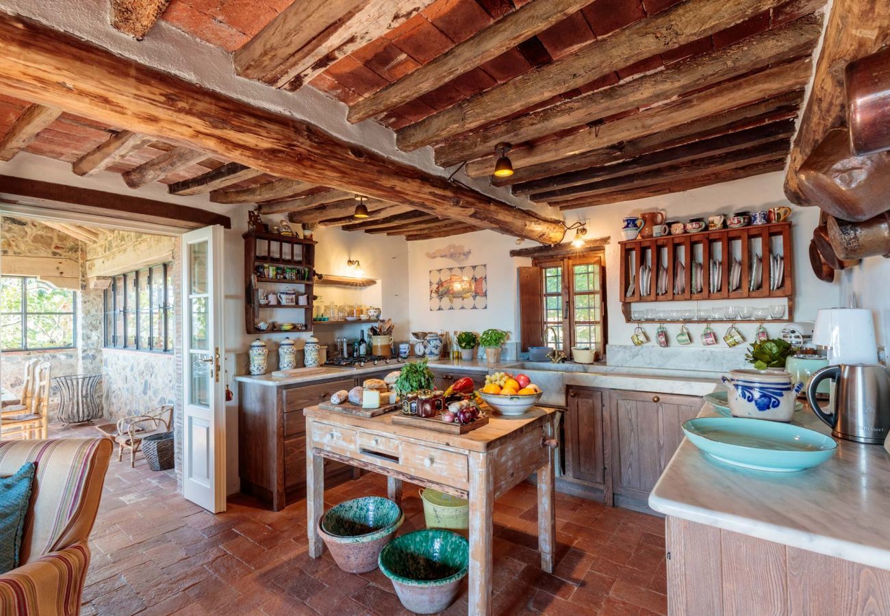 Villa in Matraia - Villa SunKiss: Traditional Stone Farmhouse Villa, Private Pool, Panorama and a Lot of Character in Lucca