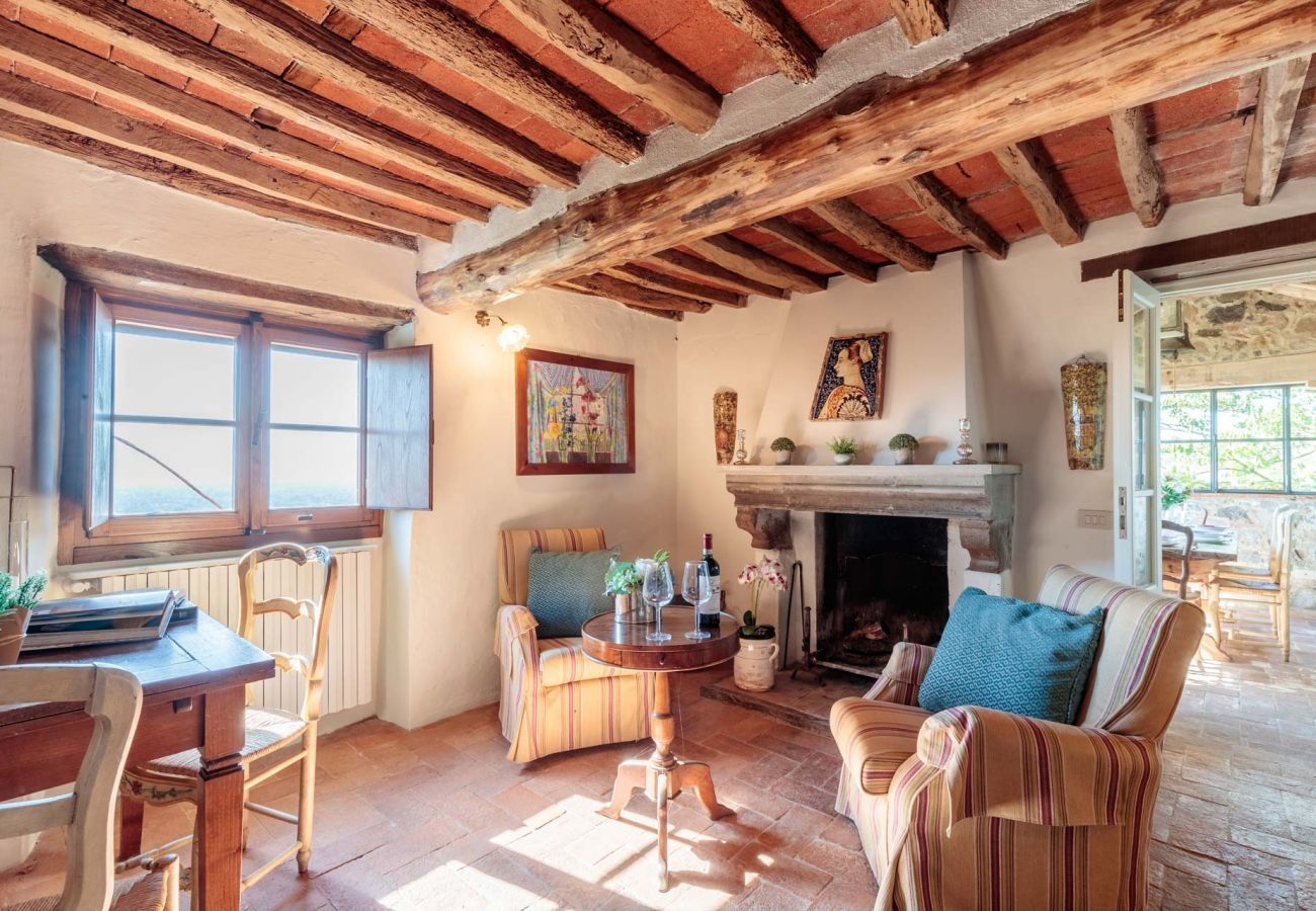 Villa in Matraia - Villa SunKiss: Traditional Stone Farmhouse Villa, Private Pool, Panorama and a Lot of Character in Lucca