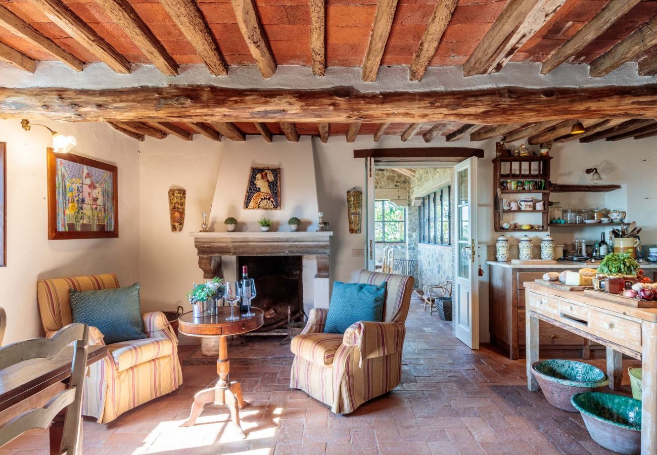 Villa in Matraia - Villa SunKiss: Traditional Stone Farmhouse Villa, Private Pool, Panorama and a Lot of Character in Lucca