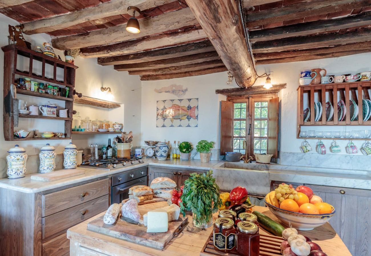 Villa in Matraia - Villa SunKiss: Traditional Stone Farmhouse Villa, Private Pool, Panorama and a Lot of Character in Lucca