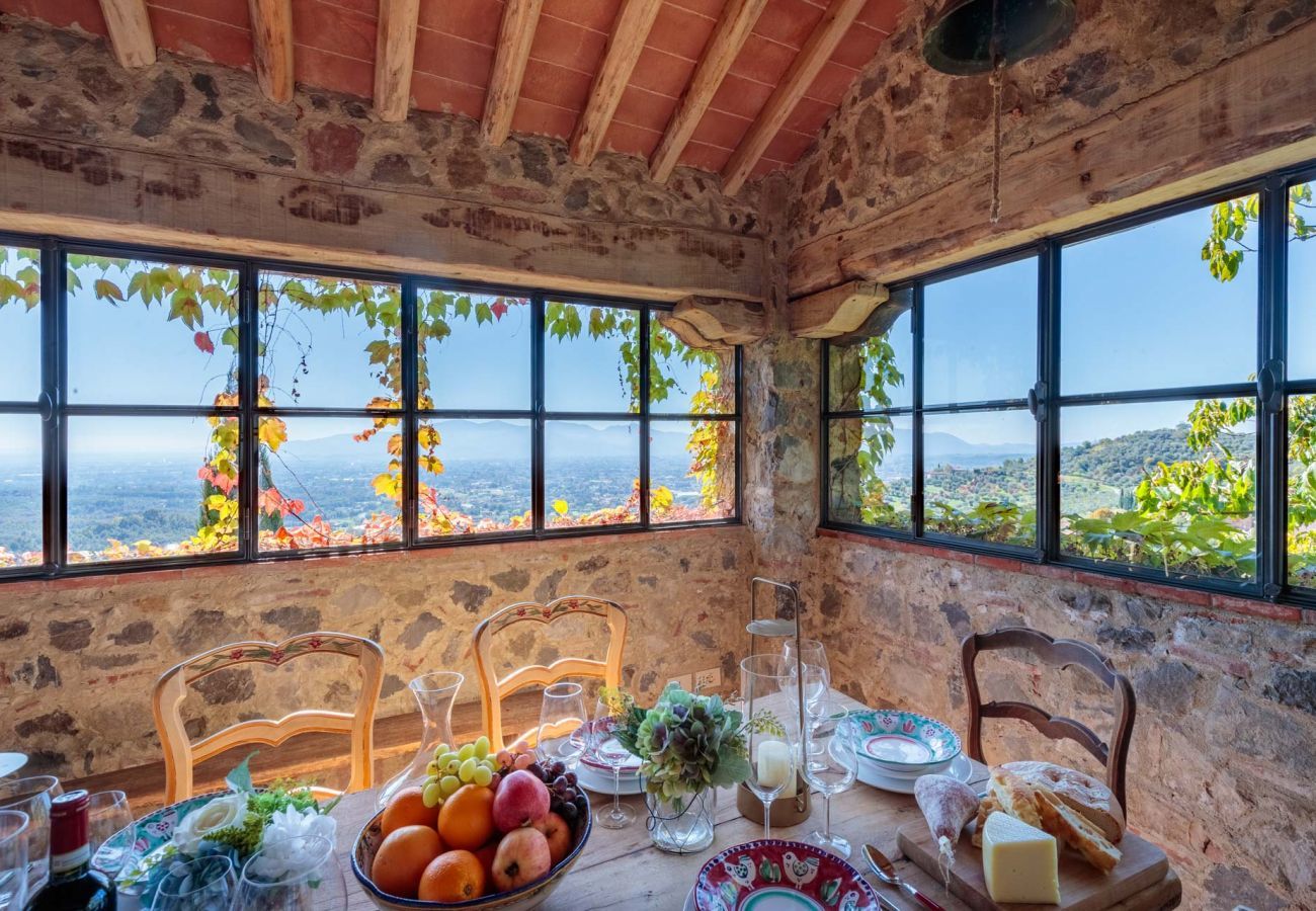 Villa in Matraia - Villa SunKiss: Traditional Stone Farmhouse Villa, Private Pool, Panorama and a Lot of Character in Lucca