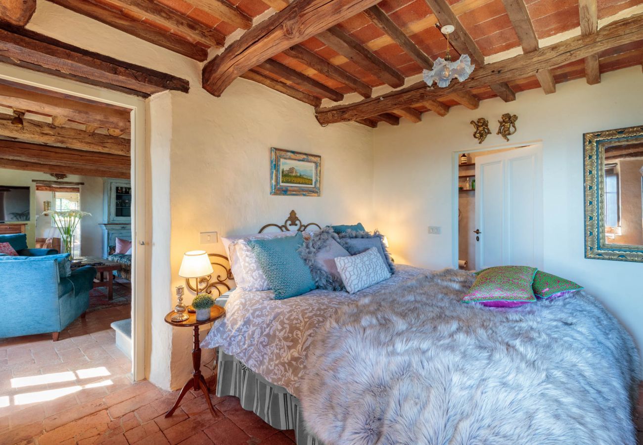 Villa in Matraia - Villa SunKiss: Traditional Stone Farmhouse Villa, Private Pool, Panorama and a Lot of Character in Lucca