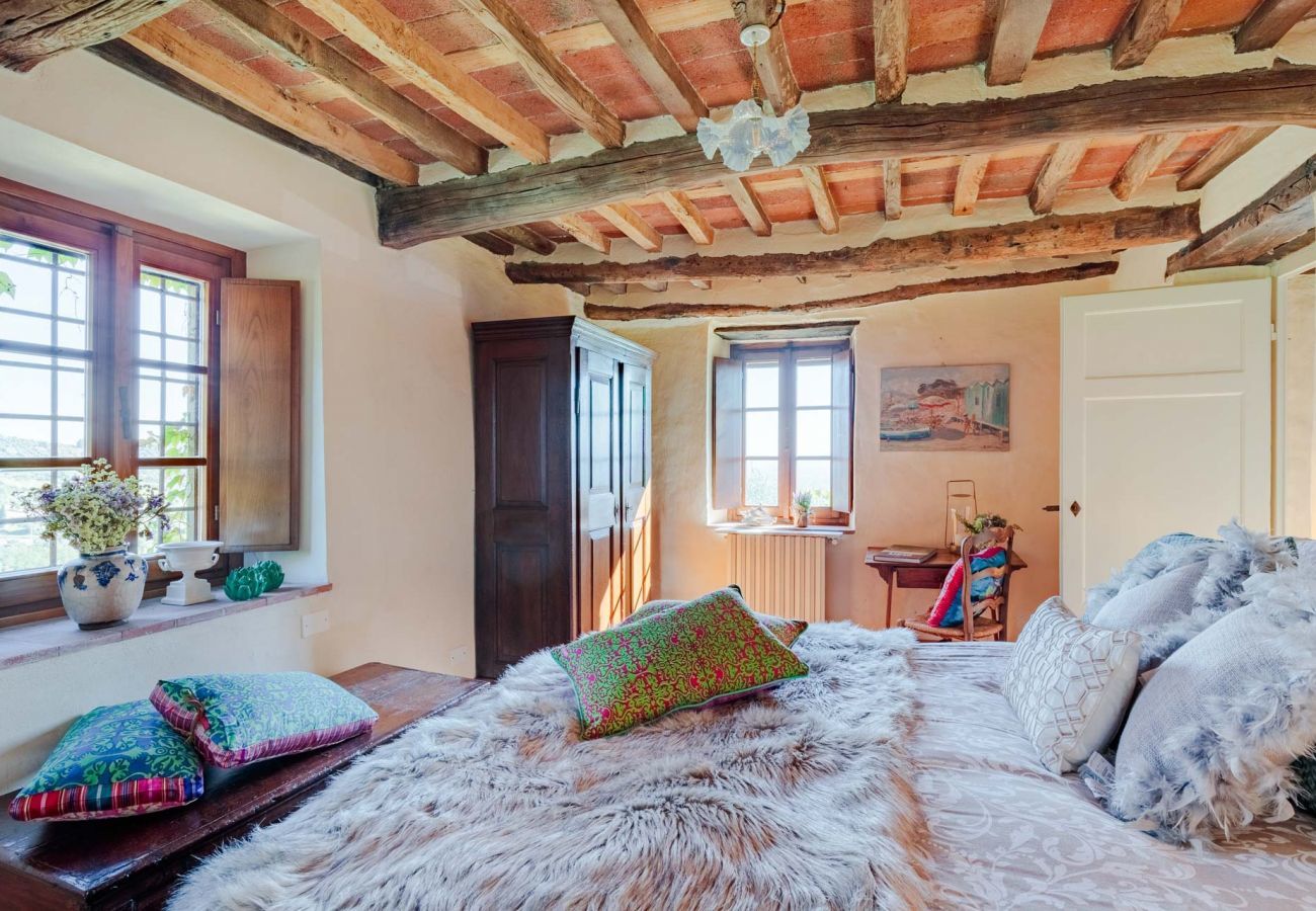 Villa in Matraia - Villa SunKiss: Traditional Stone Farmhouse Villa, Private Pool, Panorama and a Lot of Character in Lucca