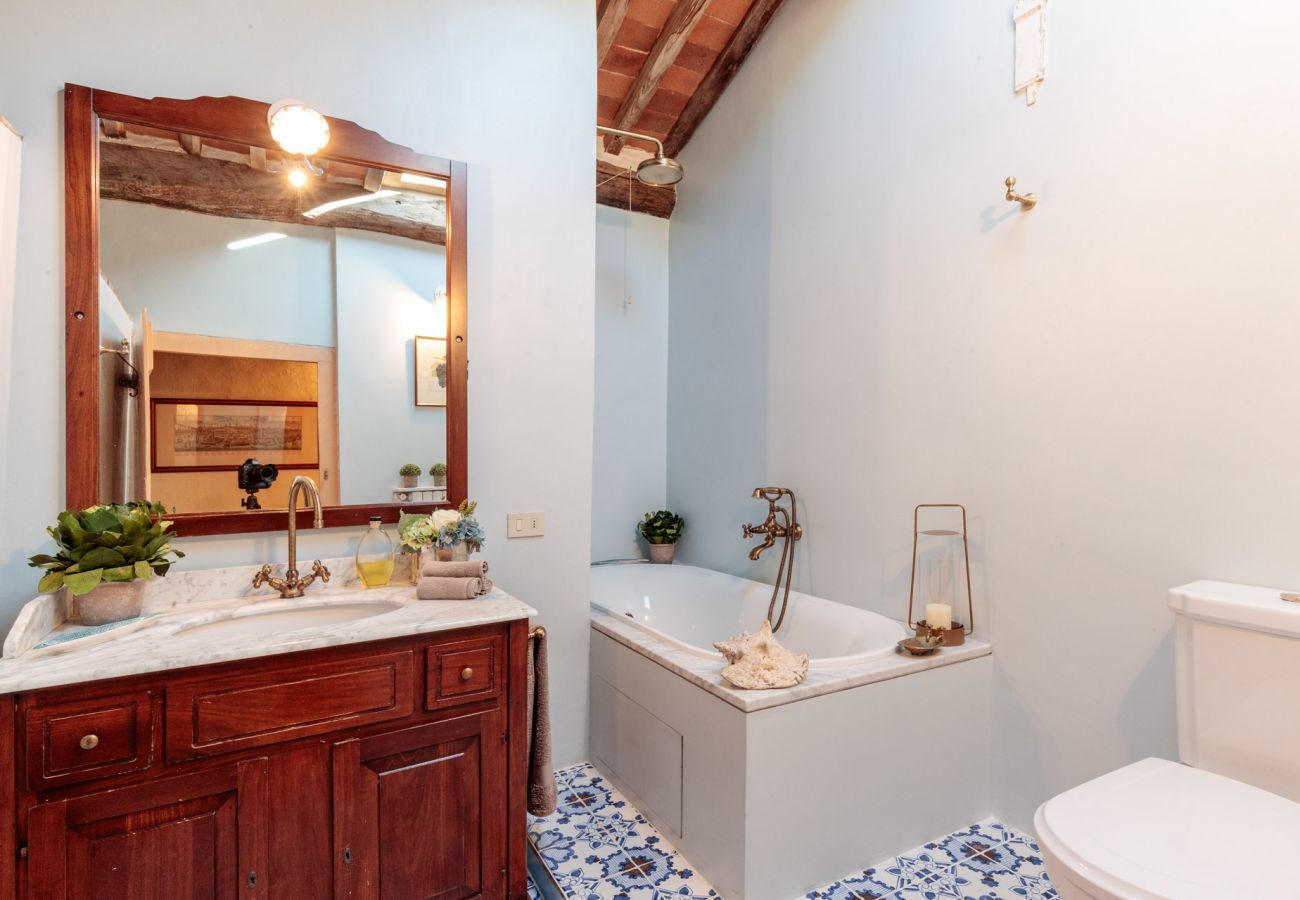 Villa in Matraia - Villa SunKiss: Traditional Stone Farmhouse Villa, Private Pool, Panorama and a Lot of Character in Lucca