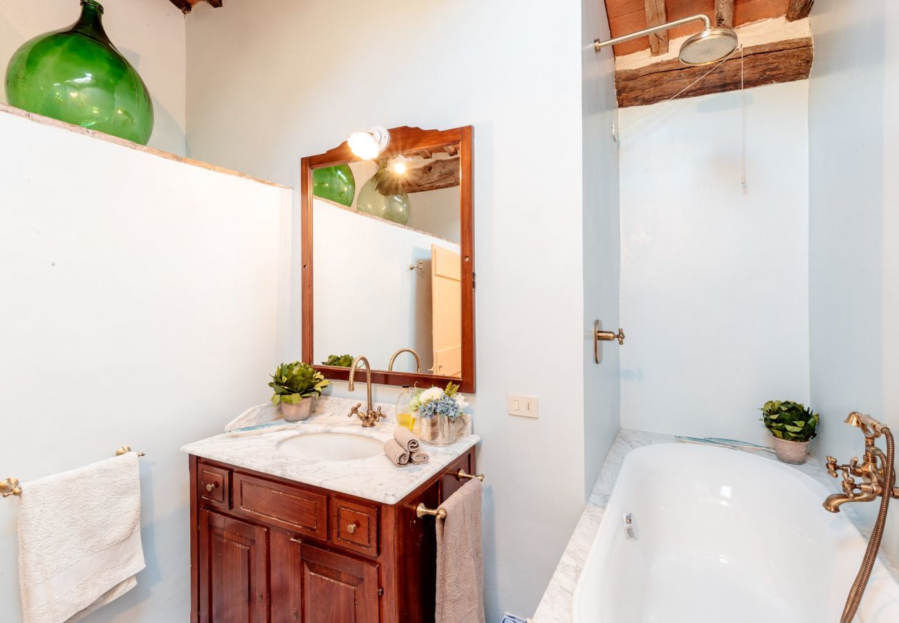 Villa in Matraia - Villa SunKiss: Traditional Stone Farmhouse Villa, Private Pool, Panorama and a Lot of Character in Lucca