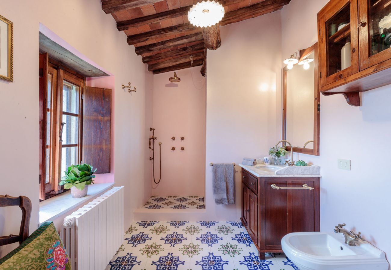 Villa in Matraia - Villa SunKiss: Traditional Stone Farmhouse Villa, Private Pool, Panorama and a Lot of Character in Lucca