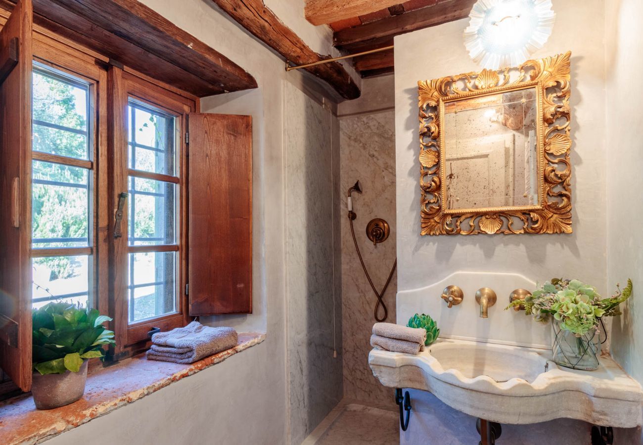Villa in Matraia - Villa SunKiss: Traditional Stone Farmhouse Villa, Private Pool, Panorama and a Lot of Character in Lucca