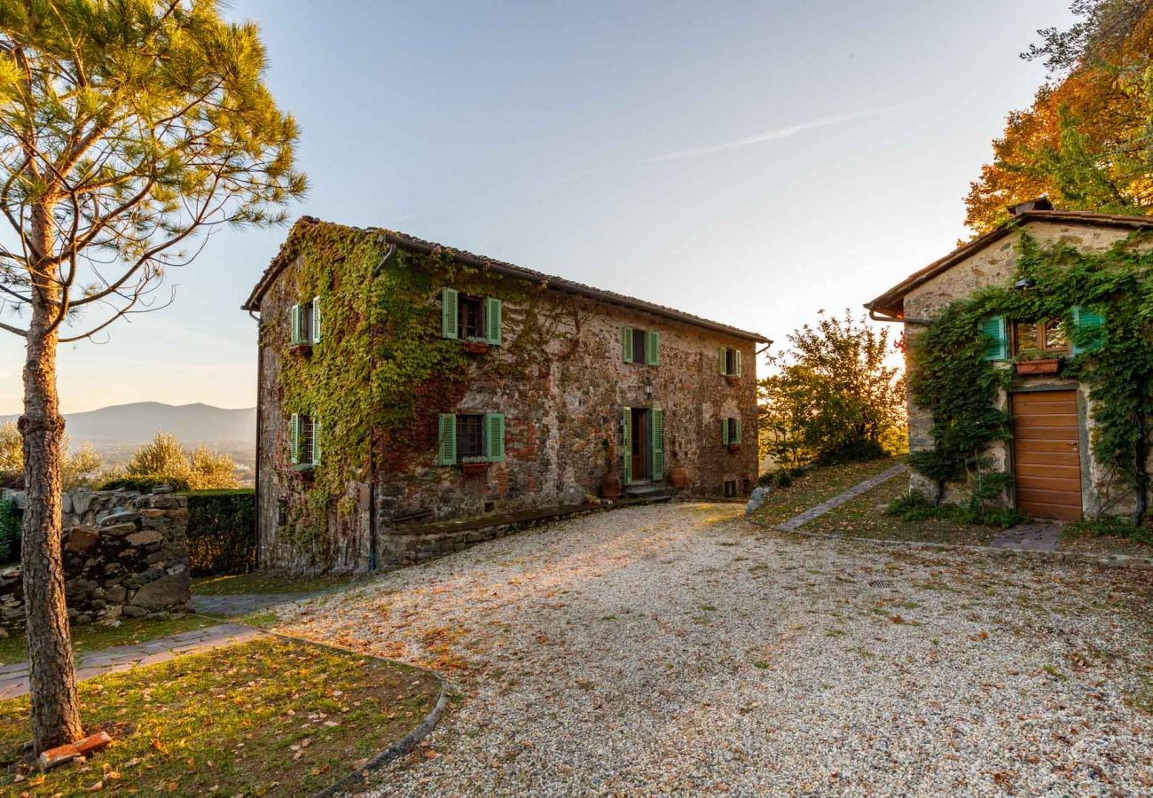 Villa in Matraia - Villa SunKiss: Traditional Stone Farmhouse Villa, Private Pool, Panorama and a Lot of Character in Lucca