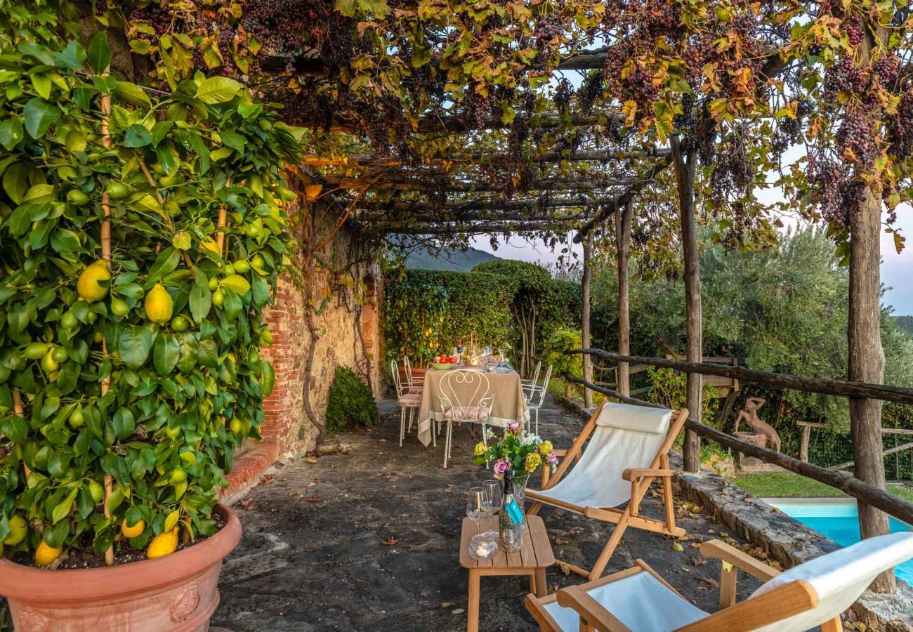 Villa in Matraia - Villa SunKiss: Traditional Stone Farmhouse Villa, Private Pool, Panorama and a Lot of Character in Lucca