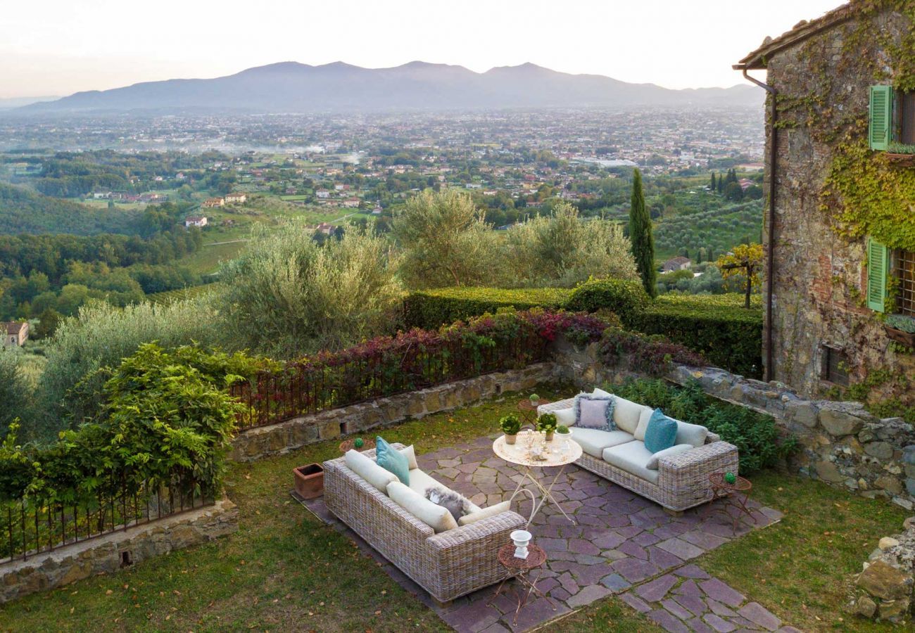Villa in Matraia - Villa SunKiss: Traditional Stone Farmhouse Villa, Private Pool, Panorama and a Lot of Character in Lucca