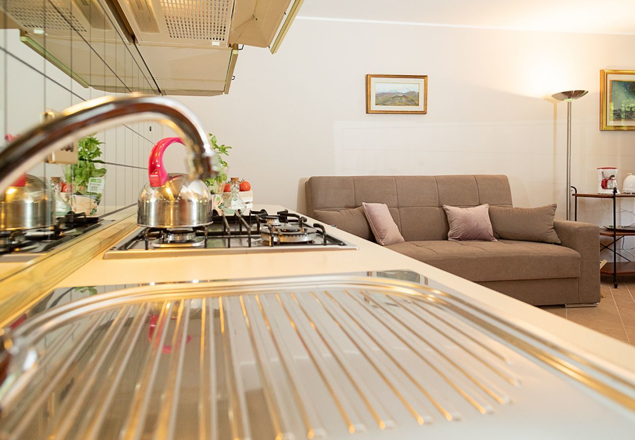 Apartment in Lazise - Regarda - Apartment Pergolana 11 on the lake with botanical garden and pool