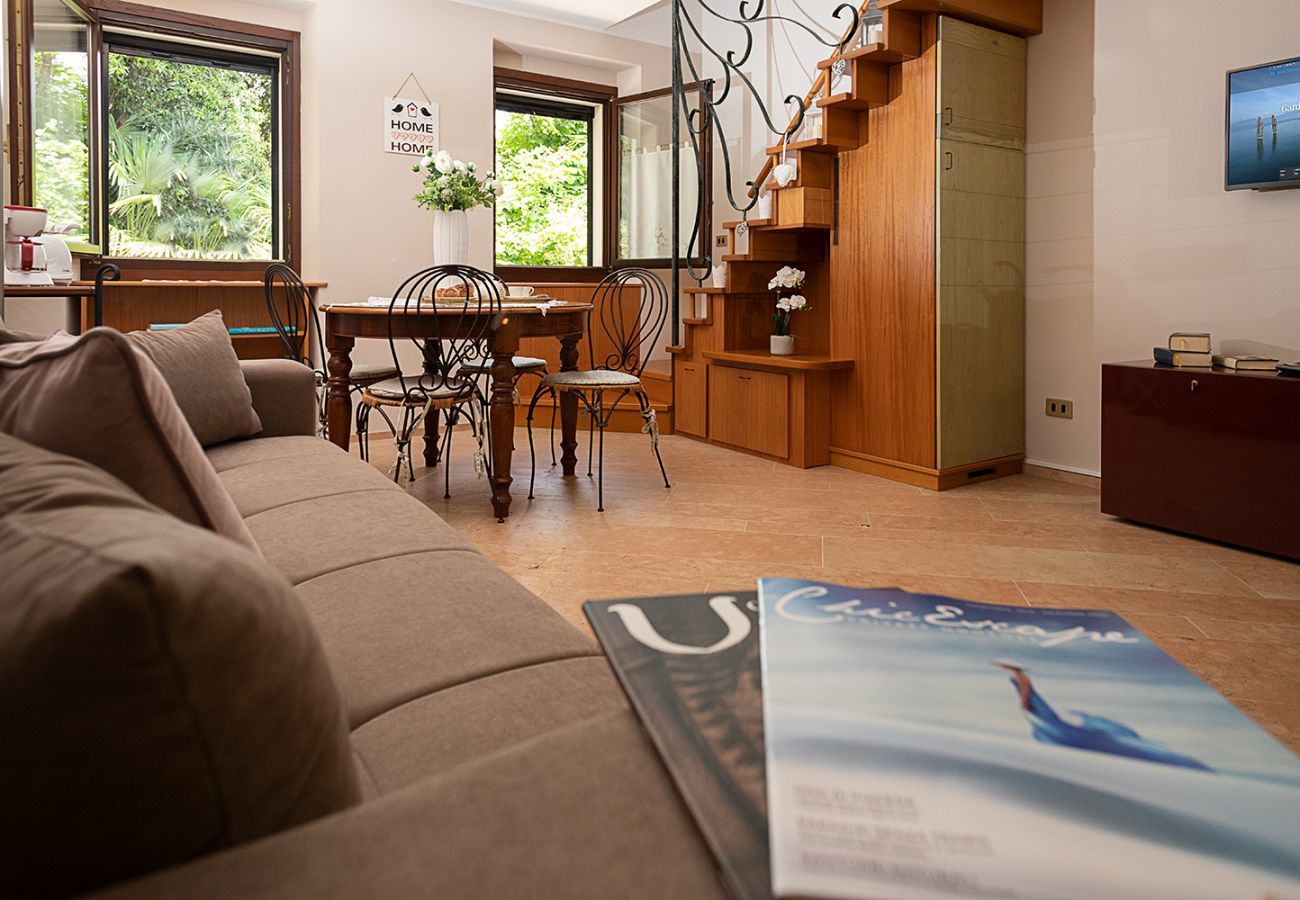 Apartment in Lazise - Regarda - Apartment Pergolana 11 on the lake with botanical garden and pool