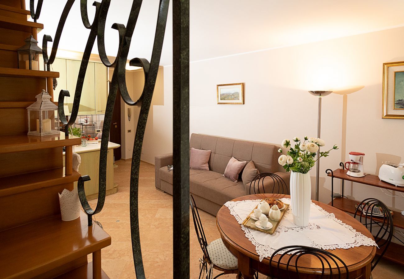 Apartment in Lazise - Regarda - Apartment Pergolana 11 on the lake with botanical garden and pool