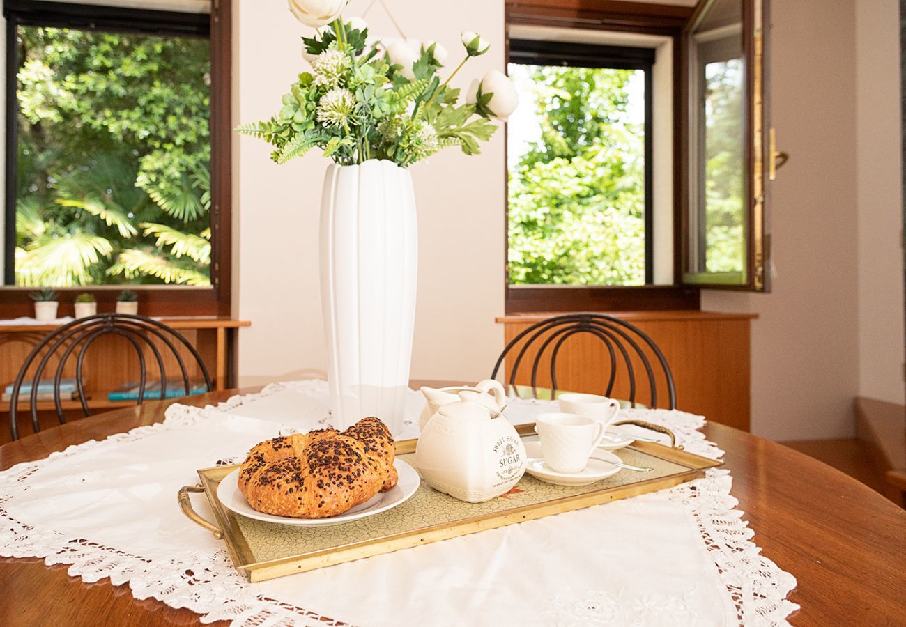 Apartment in Lazise - Regarda - Apartment Pergolana 11 on the lake with botanical garden and pool