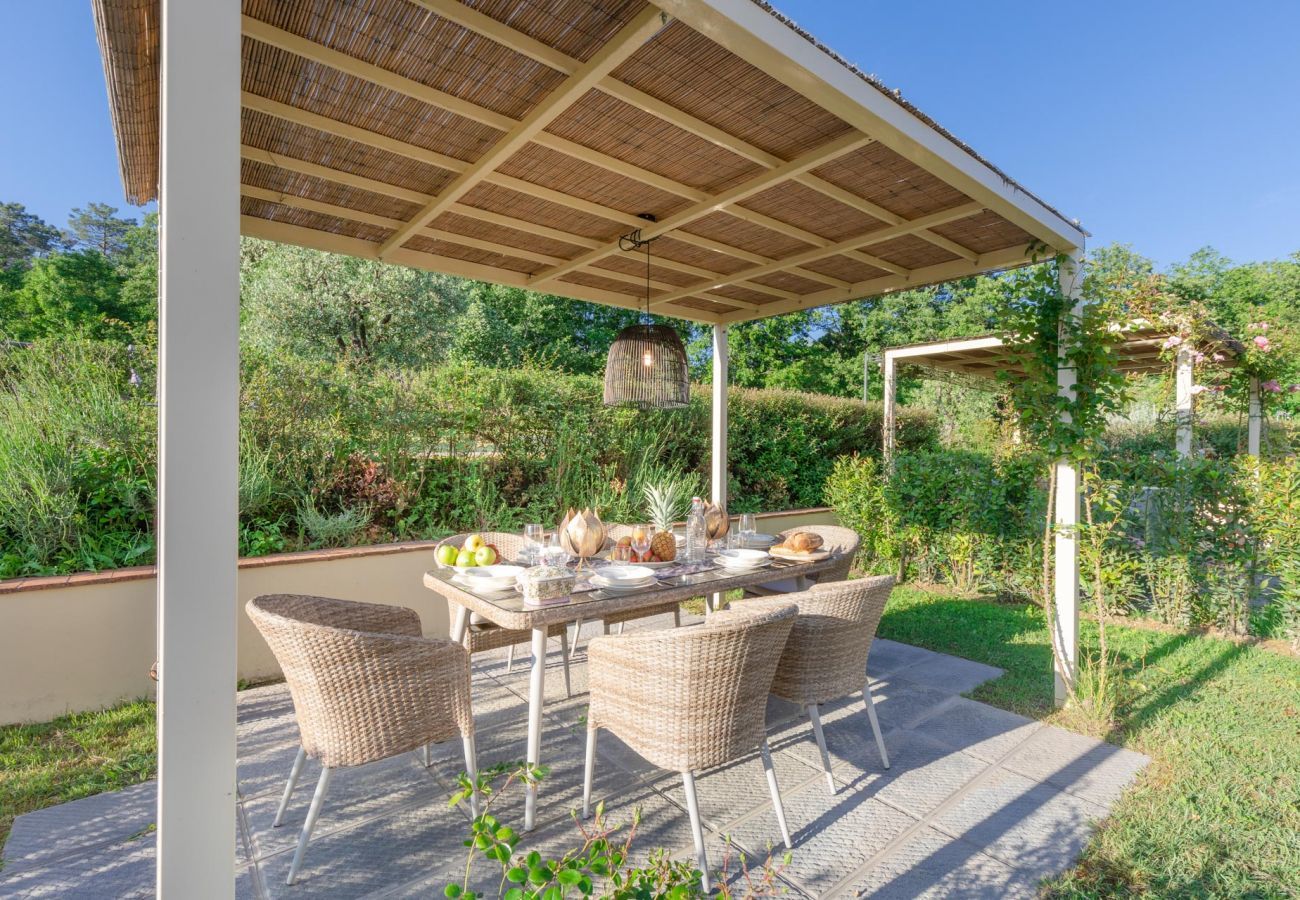 Villa in Lucca - Villa Hilary, a Convenient Luxury 4 bedrooms Villa with Sharing Pool on the Hills by Lucca