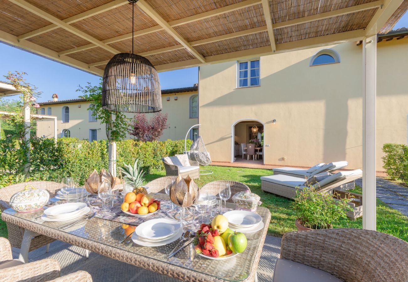Villa in Lucca - Villa Hilary, a Convenient Luxury 4 bedrooms Villa with Sharing Pool on the Hills by Lucca
