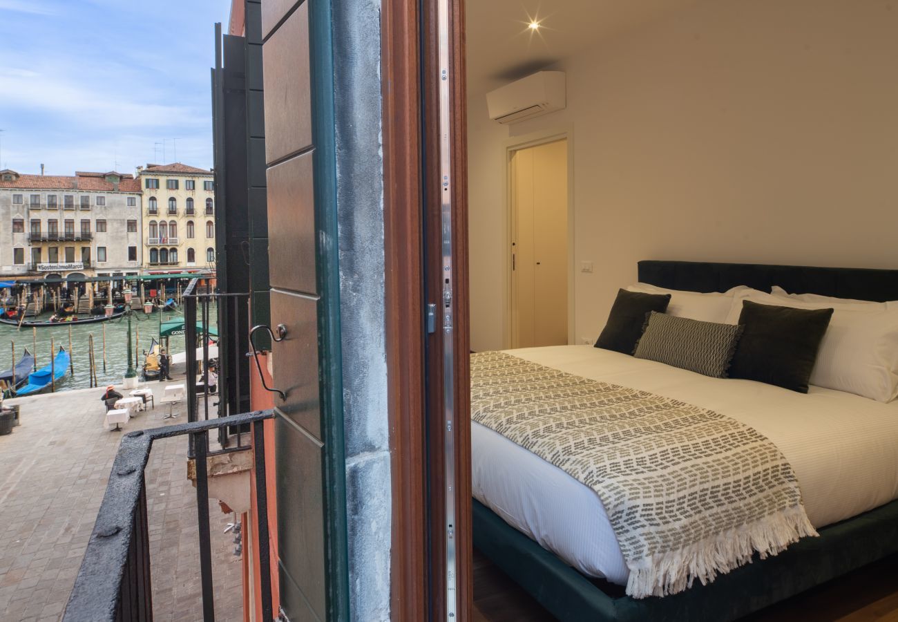 Apartment in Venice - Rialto Deluxe Grand Canal View R&R
