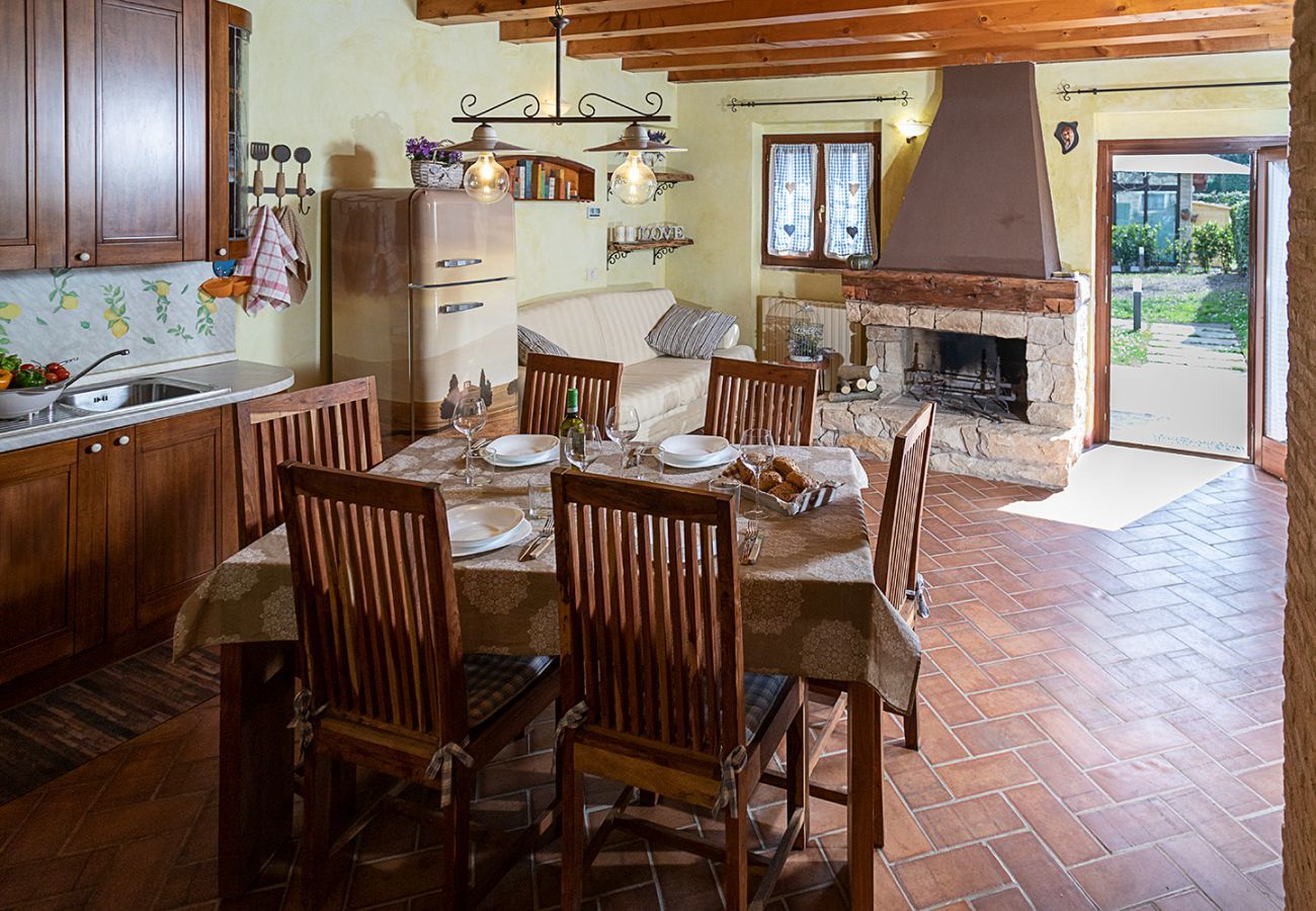 Townhouse in Lazise - Regarda - Countryhouse Nocino 1 in the middle of Lake Garda vineyards