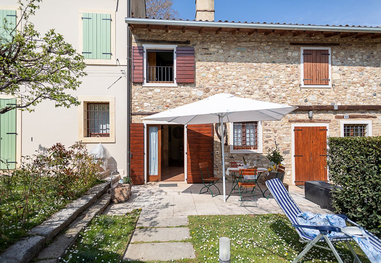 Townhouse in Lazise - Regarda - Countryhouse Nocino 1 in the middle of Lake Garda vineyards