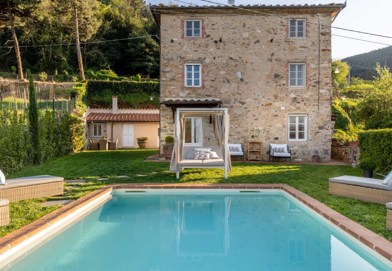 Villa in Pieve di Compito - Villa Aperitivo, Romantic and Panoramic Stone Farmhouse with Private Swimming Pool on the Hills of Lucca close to Lucca, Pisa and the Compitese area