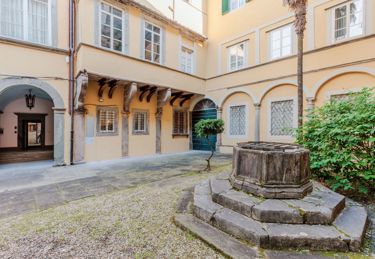 Apartment in Lucca - Busdraghi Studio,Stylish at Via Fillungo