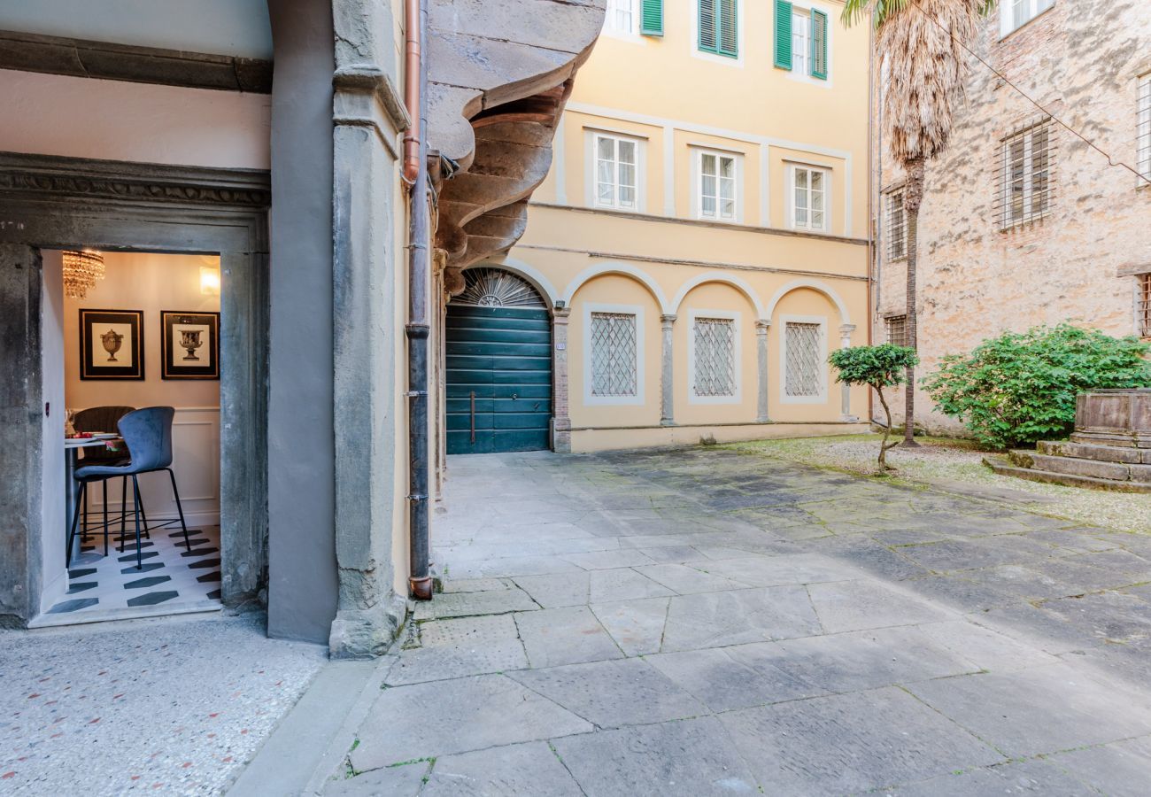 Apartment in Lucca - Busdraghi Studio,Stylish at Via Fillungo