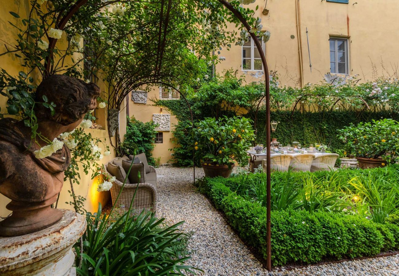 Apartment in Lucca - Casa Vanny, an Apartment with Private Garden