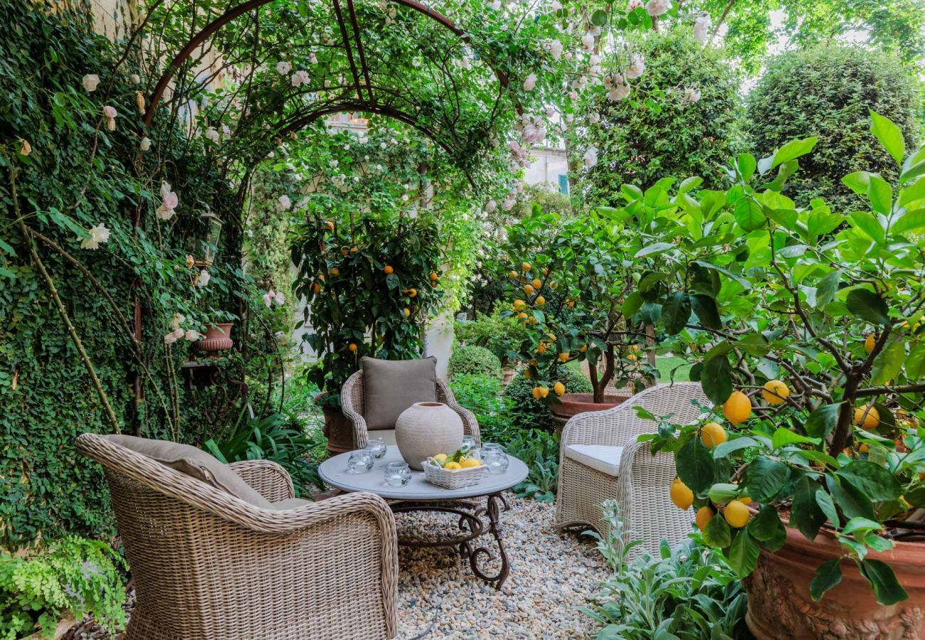 Apartment in Lucca - Casa Vanny, an Apartment with Private Garden