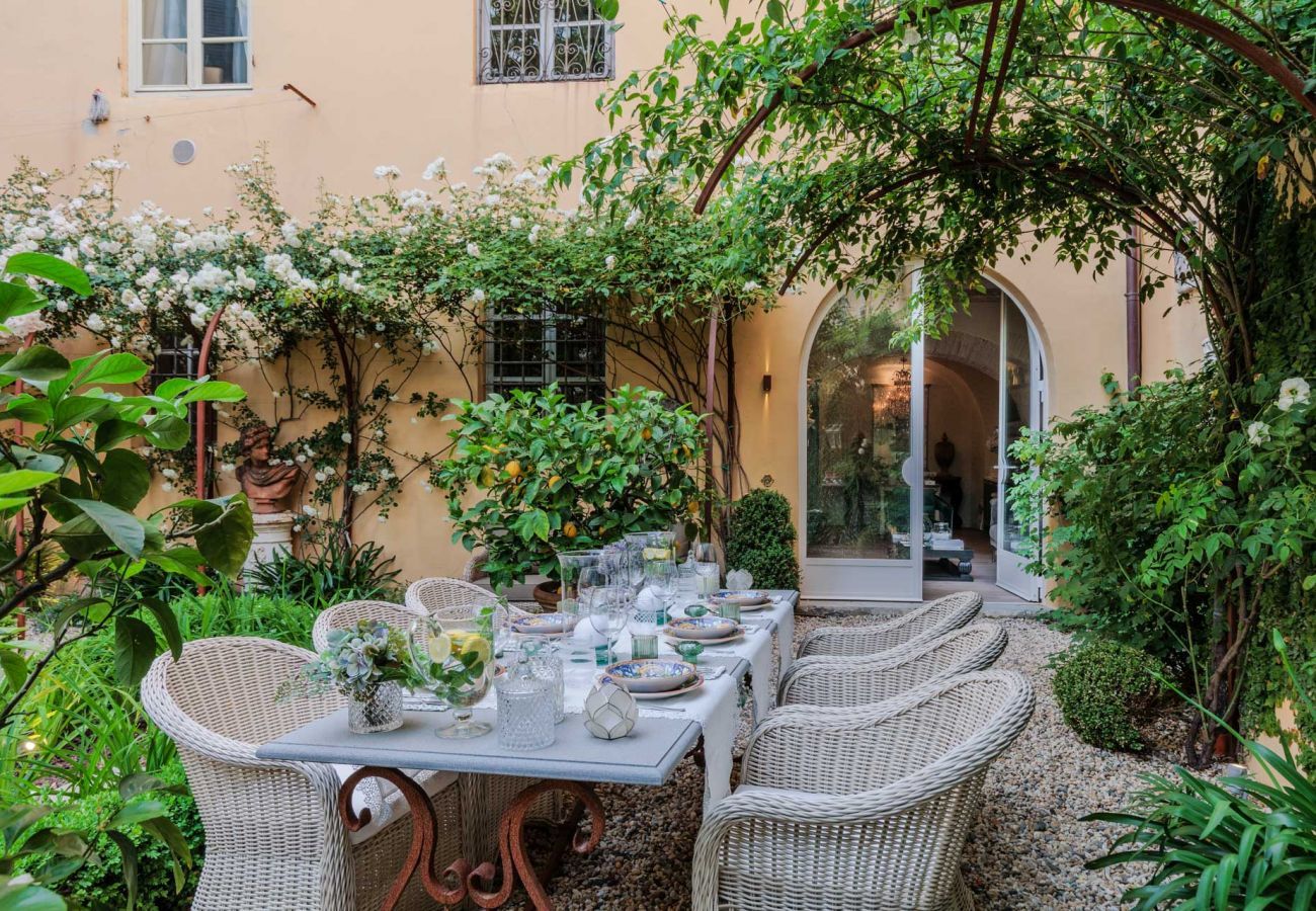 Apartment in Lucca - Casa Vanny, an Apartment with Private Garden