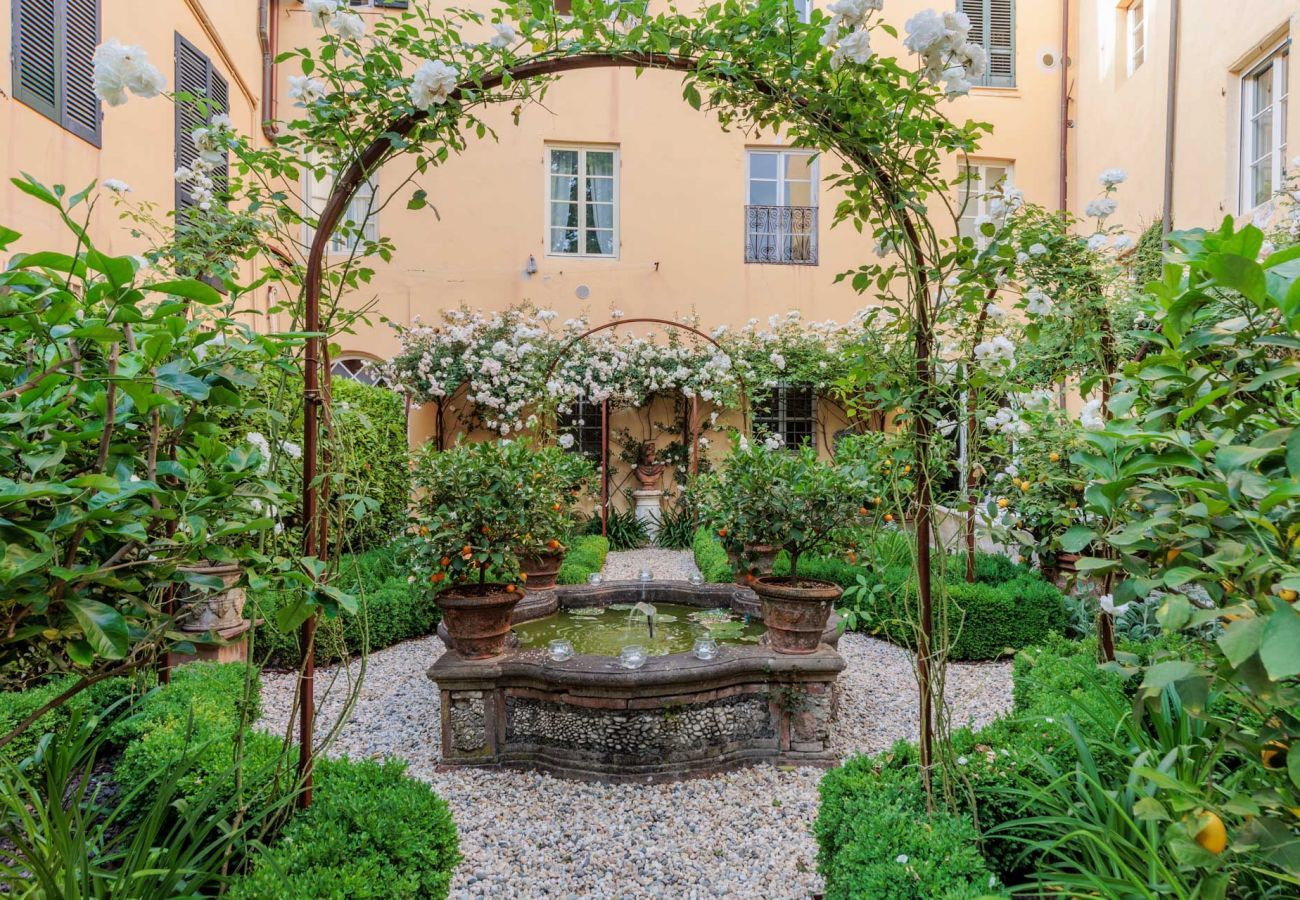 Apartment in Lucca - Casa Vanny, an Apartment with Private Garden