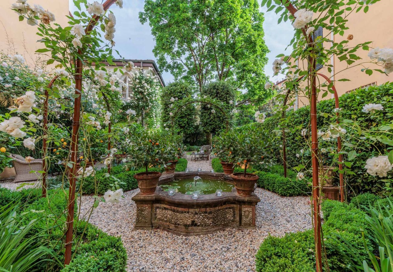 Apartment in Lucca - Casa Vanny, an Apartment with Private Garden