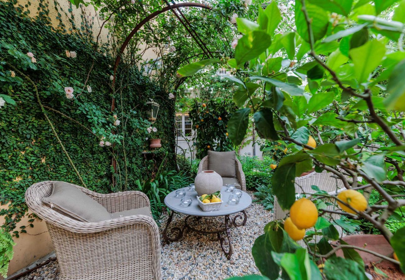 Apartment in Lucca - Casa Vanny, an Apartment with Private Garden