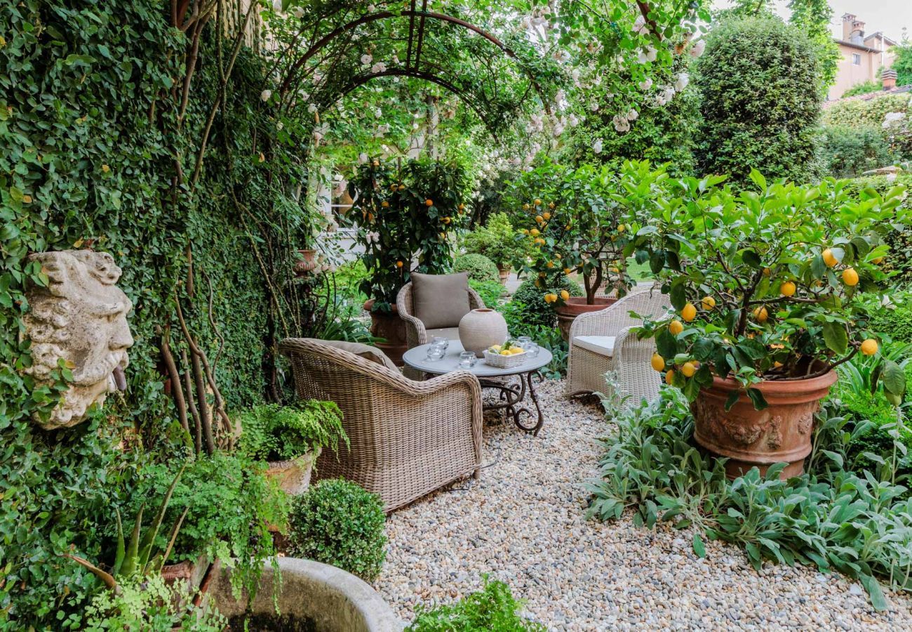 Apartment in Lucca - Casa Vanny, an Apartment with Private Garden