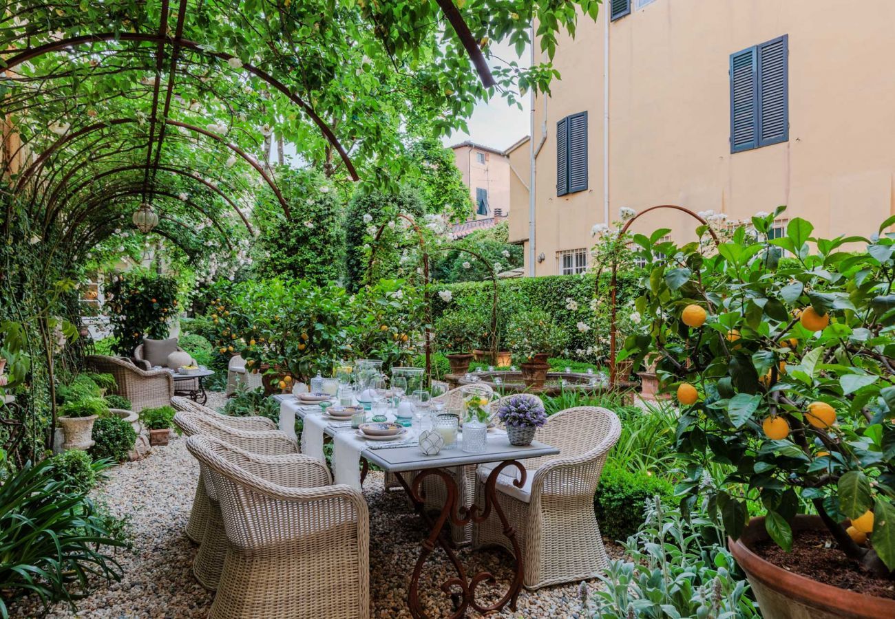 Apartment in Lucca - Casa Vanny, an Apartment with Private Garden