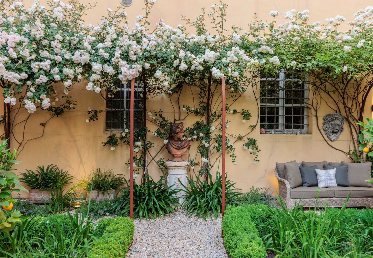 Apartment in Lucca - Casa Vanny, an Apartment with Private Garden
