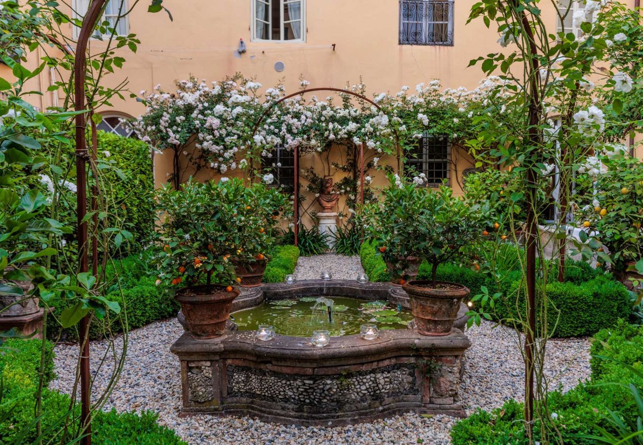 Apartment in Lucca - Casa Vanny, an Apartment with Private Garden