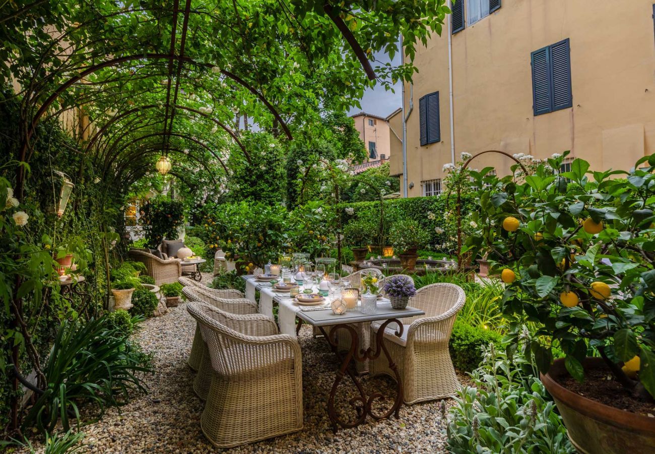 Apartment in Lucca - Casa Vanny, an Apartment with Private Garden